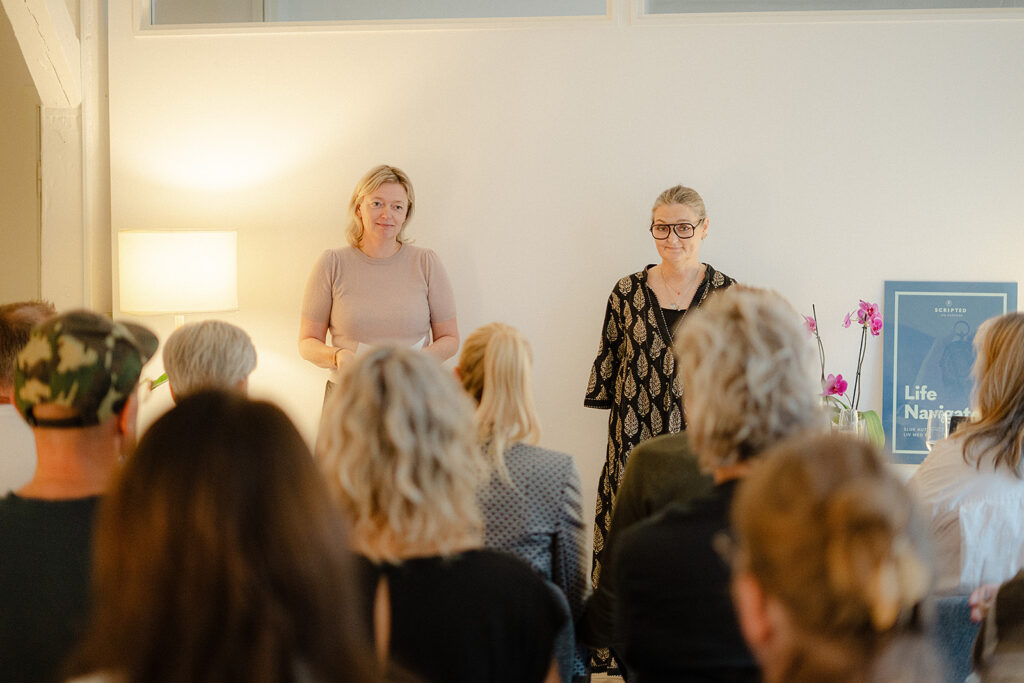 Helle Schoubye underviser deltagere hos Scripted i København